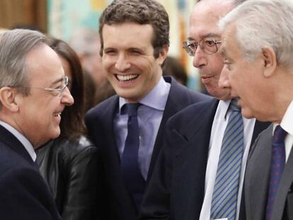 El presidente del Real Madrid, Florentino Pérez, conversa con Javier Arenas y Pablo Casado.