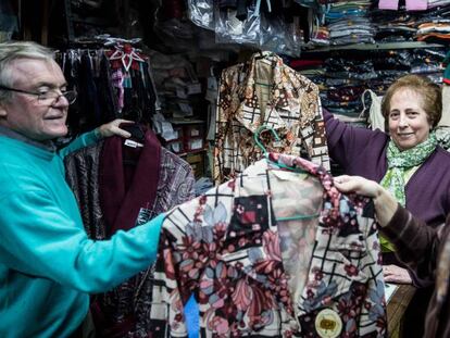 Carlos Estévez, su esposa Adelaida Vaqueiro y María, una de sus dos hijas, que lleva puesta una bata, muestran algunas de las prendas GOA y Noite de su tienda viguesa.