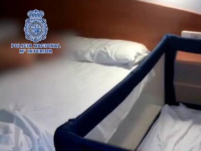 El detenido, junto a la cuna del bebé, en el apartamento de Lloret de Mar, Girona.