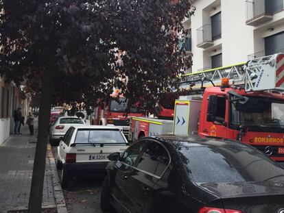 Camiones de bomberos, delante del domicilio en el que se ha producido el parricidio.