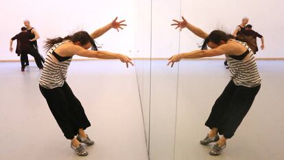 En primer término, la bailarina Carmen Angulo; al fondo, Juan de Torres y Stella Arauzo, durante un ensayo de 'In Pulso', la semana pasada en los Teatros del Canal.