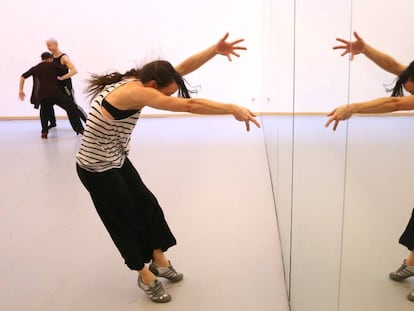 En primer término, la bailarina Carmen Angulo; al fondo, Juan de Torres y Stella Arauzo, durante un ensayo de 'In Pulso', la semana pasada en los Teatros del Canal.
