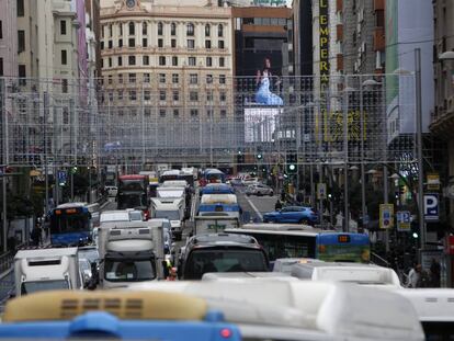 Tráfico en Gran Vía, este lunes.