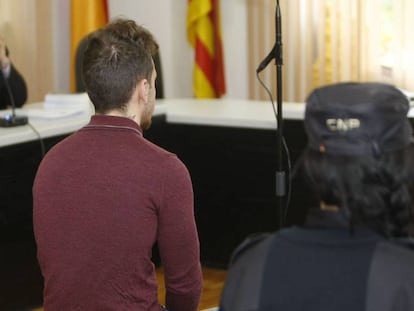 El joven detenido tras ser grabado propinando una paliza, sentado hoy en el banquillo.