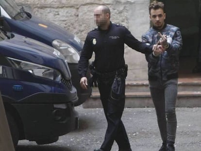 FOTO: El acusado, a su salida del Palacio de Justicia de Alicante./ VÍDEO: El vídeo de la agresión.