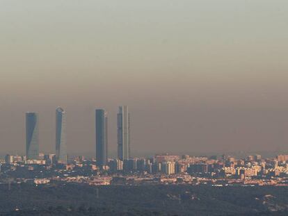 Imagen de la "boina" de contaminación, ayer, sobre la ciudad de Madrid. En vídeo, la rueda de prensa para informar sobre las medidas contra la polución.