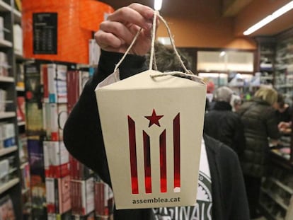 Farolillo con la estelada en una librería de Vic.