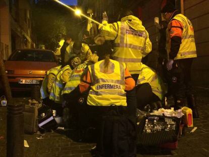 Facultativos del Samur atienden al hombre en la calle de Topete.