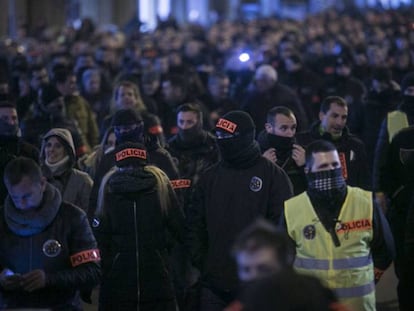 Marcha de Mossos d'Esquadra y guardias urbanos en Barcelona.