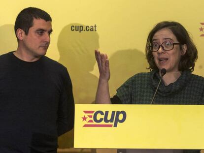 Quim Arrufat y Eulàlia Reguant anuncian el apoyo de la CUP a los presupuestos.