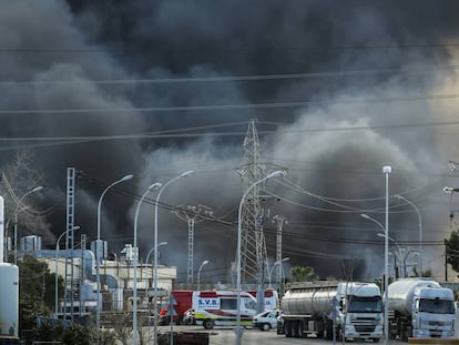 Incendio en el polígono de Fuente del Jarro, Paterna.