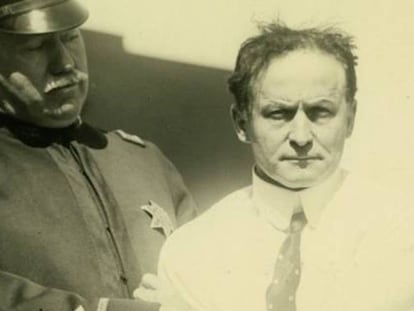 Harry Houdini, uno de los ilusionistas más célebres.
