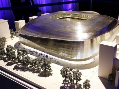 Maqueta del nuevo estadio Santiago Bernabéu. Vídeo: rueda de prensa de Florentino Pérez y Manuela Carmena en octubre (difundida por C. F. Real Madrid).
