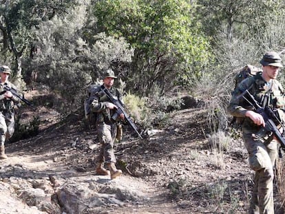 Soldados del Ejército, durante las maniobras de este lunes en Girona.