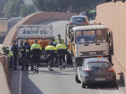 El conductor del camión de butano (derecha) ha sido detenido.