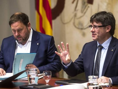 El presidente de la Generalitat, Carles Puigdemont (derecha), y su vicepresidente, Oriol Junqueras, este martes durante la reunión semanal del gobierno catalán.