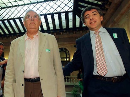 Jordi Montull y su abogado Jordi Pina acuden a la comisión de investigación del 'Caso Palau', en el Parlament de Cataluña, en 2010.