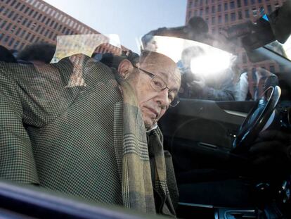 Felix Millet llega a la Ciudad de la Justicia en silla de ruedas.