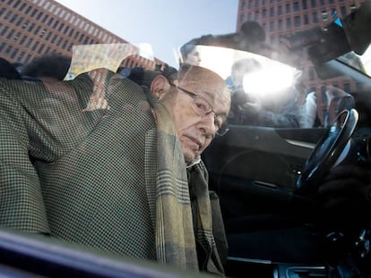 Felix Millet llega a la Ciudad de la Justicia en silla de ruedas.