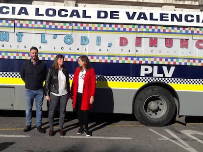 Los tres concejales del Ayuntamiento de Valencia ante el autobús de la Policía que desfiló el día del Orgullo.