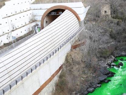 El río Valira de color verde.