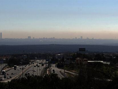 Nube de contaminación sobre Madrid vista hoy desde la A-6.