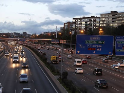 La M-30 de Madrid desde el puente de Marques de Corbera. L. En vídeo declaraciones de los conductores madrileños sobre la limitación de velocidad. EPV