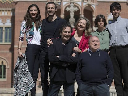 Agustí Villaronga, director de Incerta Glòria abajo a la izquierda, con Isona Passola (productora), Fernando Esteso y los personajes centrales de la película. Vídeo: tráiler de la película (en catalán).