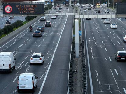 Carteles informativos por alta contaminación, hoy en la M-30.