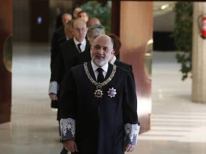 Pérez de los Cobos junto a otros magistrados, antes de iniciarse el acto despedida.