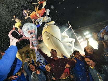 La comisión de L'Antiga de Campanar celebra el primer premio.