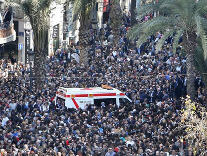 Miles de personas durante la mascletà en la plaza del Ayuntamiento de Valencia.