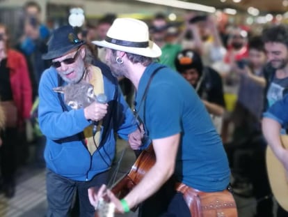 Muchachito este lunes dando un concierto en el metro de Barcelona.