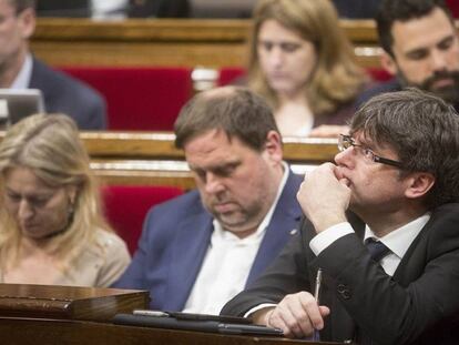 Neus Munté, Oriol Junqueras y Carles Puigdemont, hoy en el Parlamento.