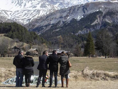 Familiares de víctimas ante el monolito erigido en Le Vernet (Francia) en 2015.