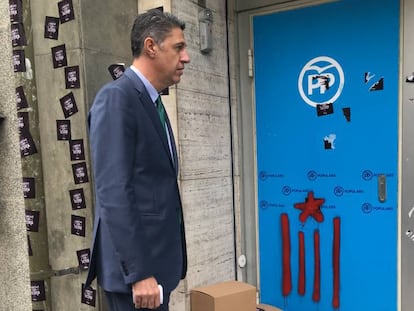 García Albiol observa la pintada de la CUP en la sede del PP.