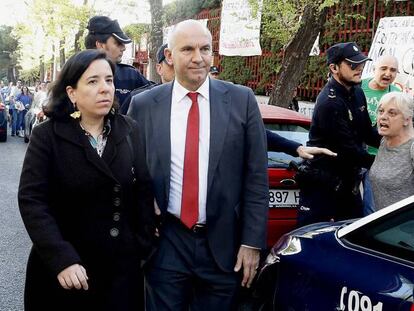 La viceconsejera, Cristina Álvarez, y el director de Educación, Juan José Nieto, escoltados por la policía a la salida del instituto Pérez Galdós.