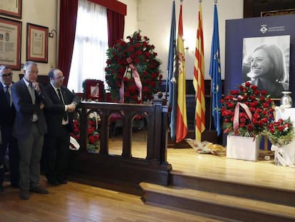 Dirigentes del PSC ante las cenizas de Chacón en el Ayuntamiento de Esplugues de Llobregat.