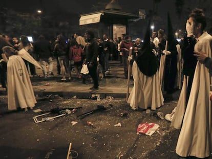 Un grupo de nazarenos, tras una de las avalanchas de la Madrugá.