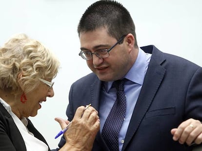 FOTO: La alcaldesa de Madrid, Manuela Carmena, con el edil Carlos Sánchez Mato en el pleno. / VÍDEO: Declaraciones de Begoña Villacís.