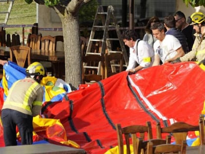 Operarios y bomberos retiran el castillo.