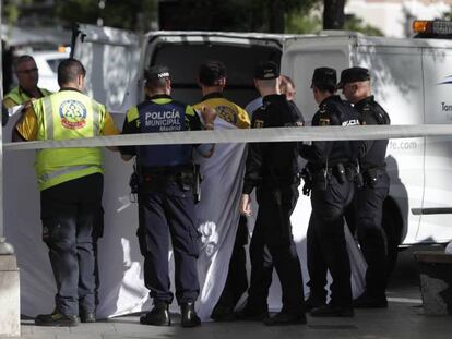 Los servicios de emergencia trasladan los cuerpos de las víctimas.