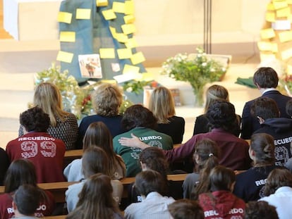 Acto de homenaje a los dos jóvenes fallecidos en el Colegio Nuestra señora del Recuerdo.