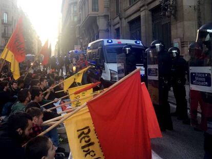 Los estudiantes ante los Mossos, en la Via Laietana.