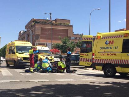 Facultativos del Summa atienden al anciano en Torrejón de Ardoz.