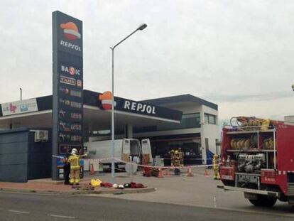 Los bomberos, en la gasolinera.