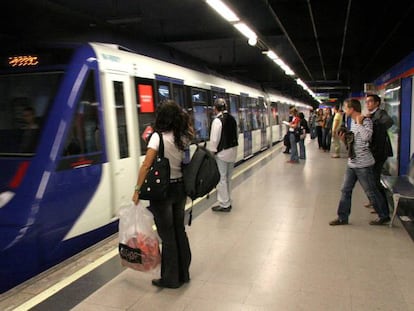 Los viajeros esperan la llegada de un tren en la línea 7 del Metro de Madrid.