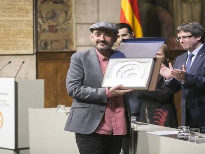 Puigdemont entrega el Premio de Prensa de Cataluña a Carles Capdevila.