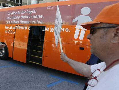 El autobús tránsfobo de Hazte Oír vuelve a recorrer Madrid.