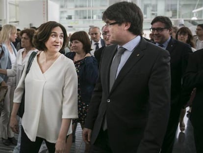 FOTO: Ada Colau y Carles Puigdemont en el Hospital del Mar de Barcelona. / VÍDEO: Declaraciones de Soraya Sáenz de Santamaría sobre el referéndum.
